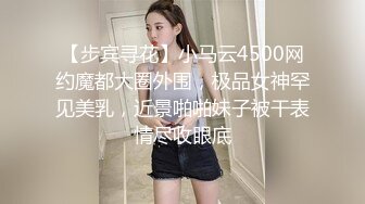 穿着女仆装在家中玩自拍